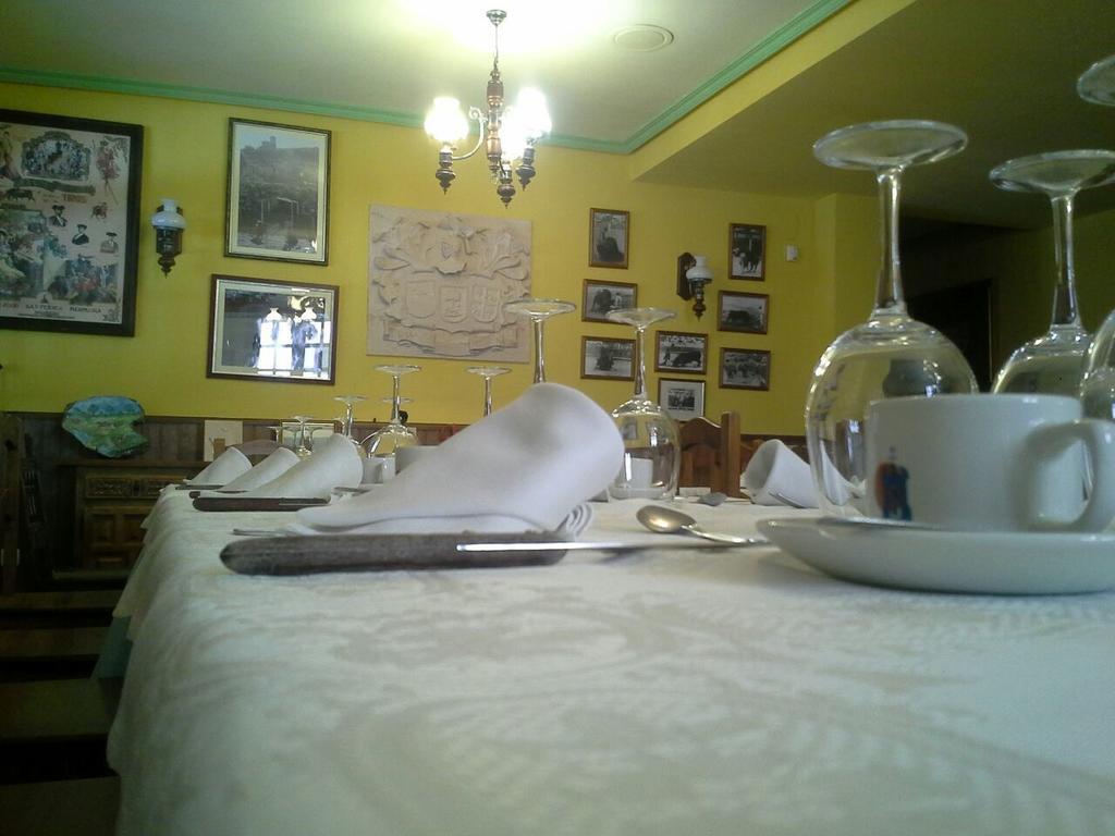 Hostal Restaurante Villa De Сепульведа Экстерьер фото